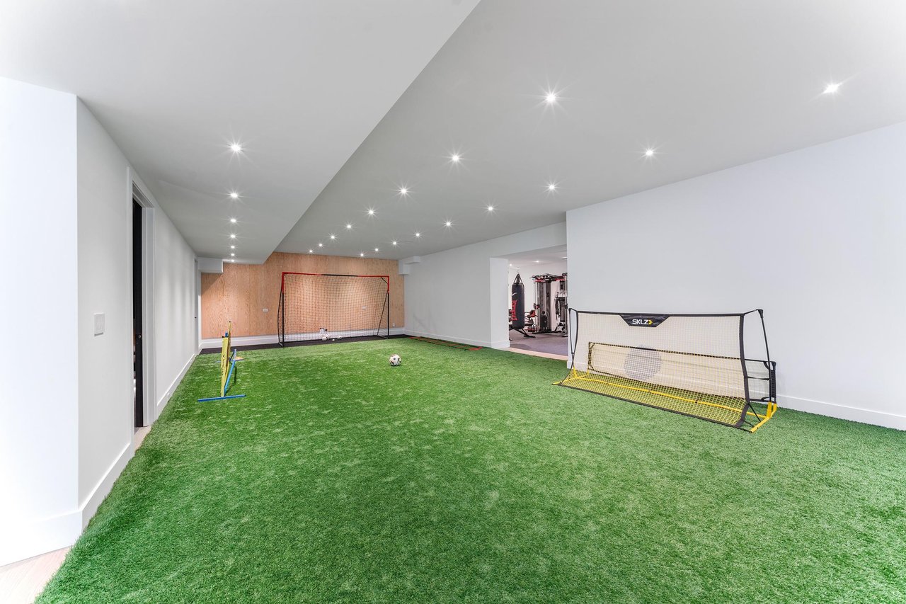 6 Forestave Crescent