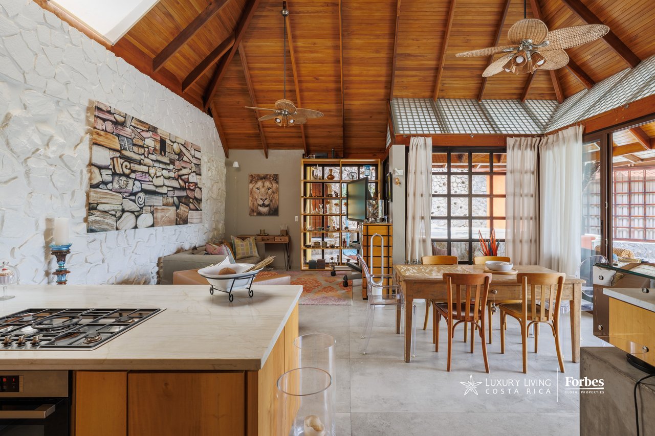 21476 - House: Balinese-Inspired Luxury Home for Sale in Atenas