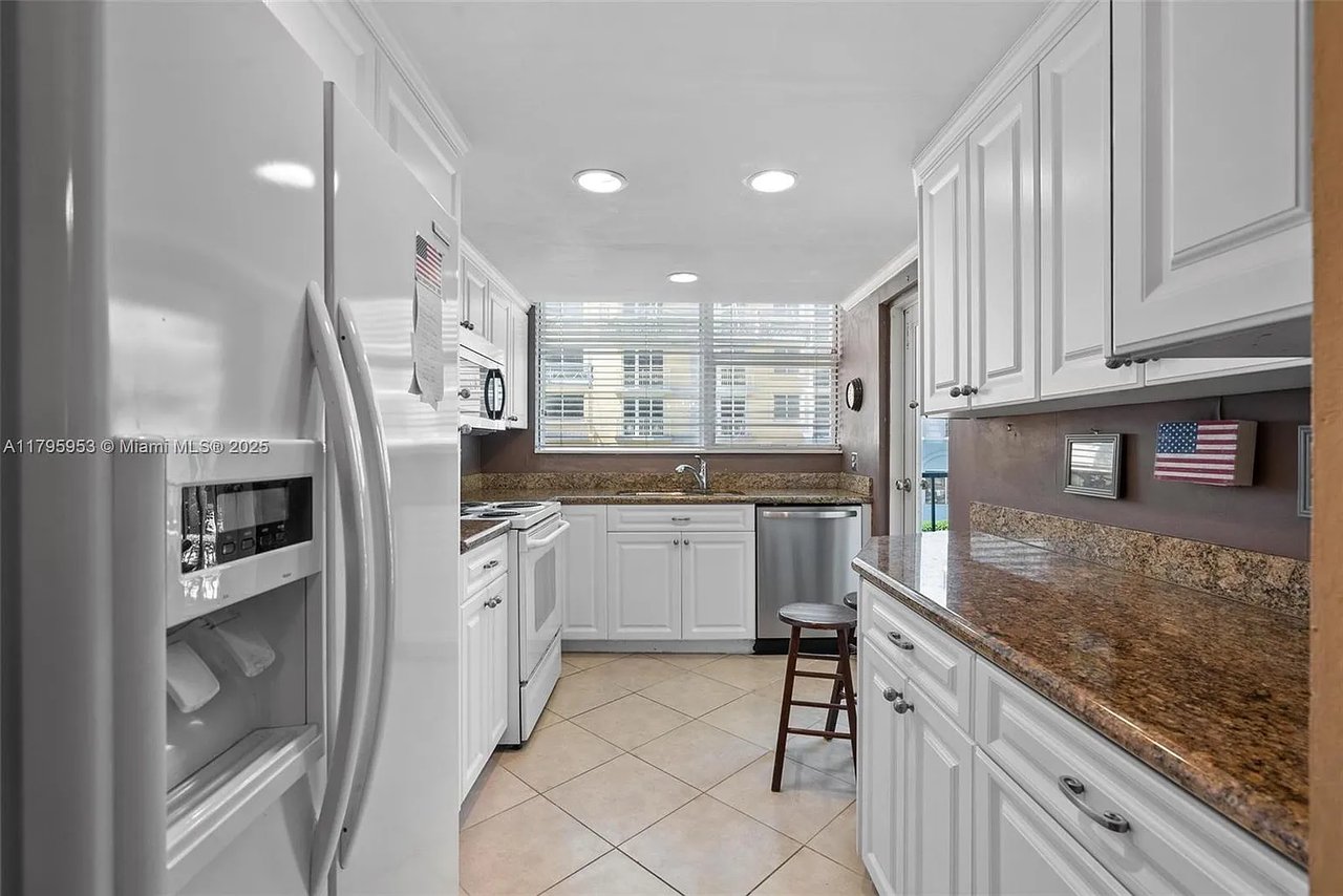1239 Hillsboro Mile Apt 203