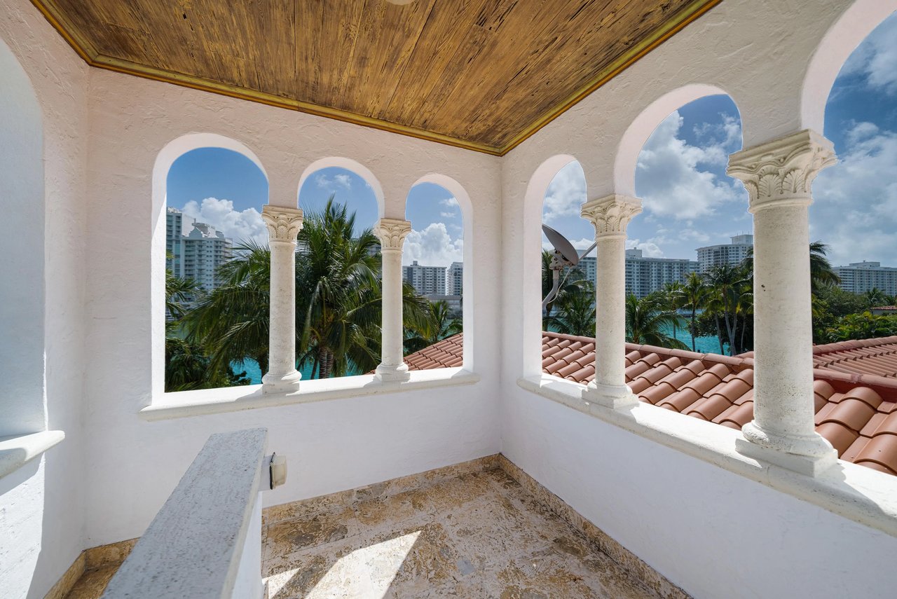 Pine Tree Drive, Miami Beach Waterfront