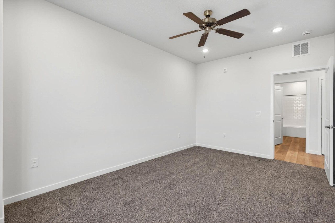 983 W State St B-304