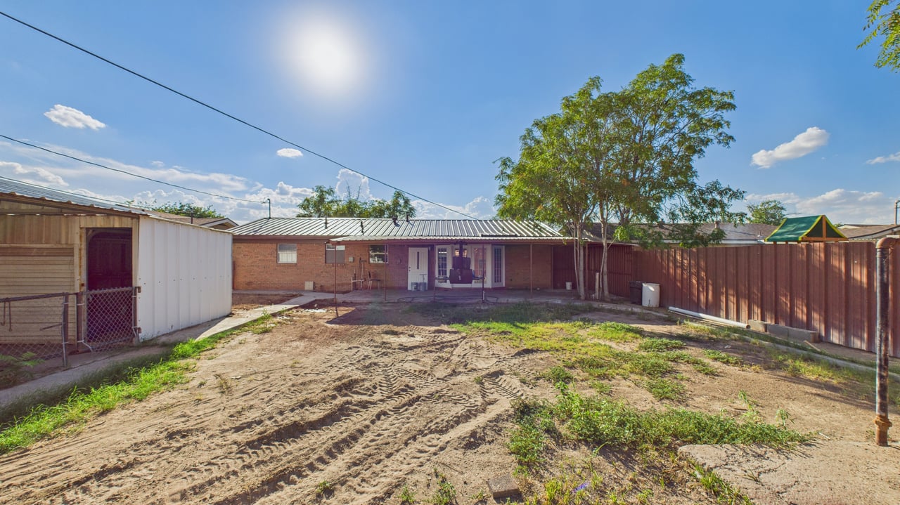 2210 Country Club Dr