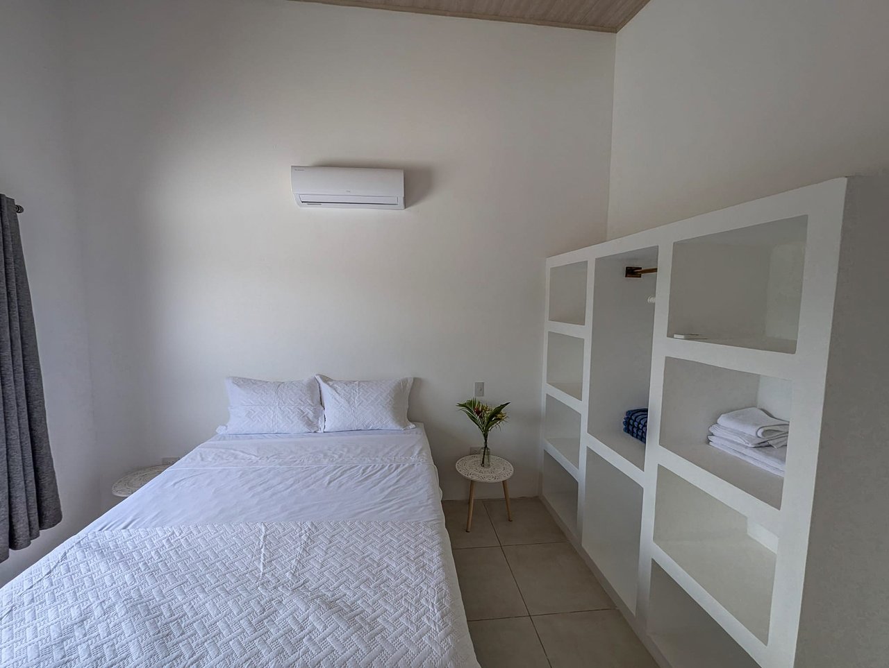 A House With An Upper Live-In Suite & Two Fully Serviced Downstairs Rental Apartments Less Than 1 km From The Entrance to Marino Ballena National Park