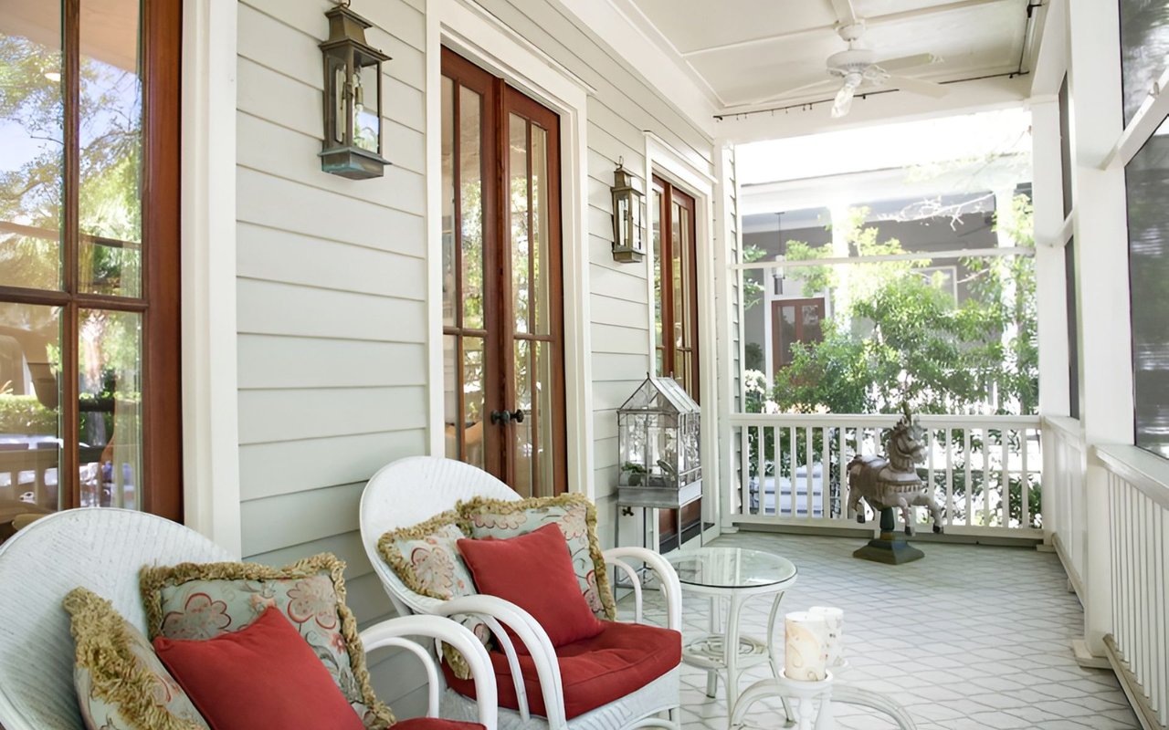 For Sale – Relaxing Screened Porches