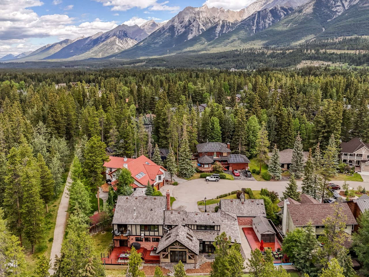 Private Mountain Retreat on Nearly Half an Acre