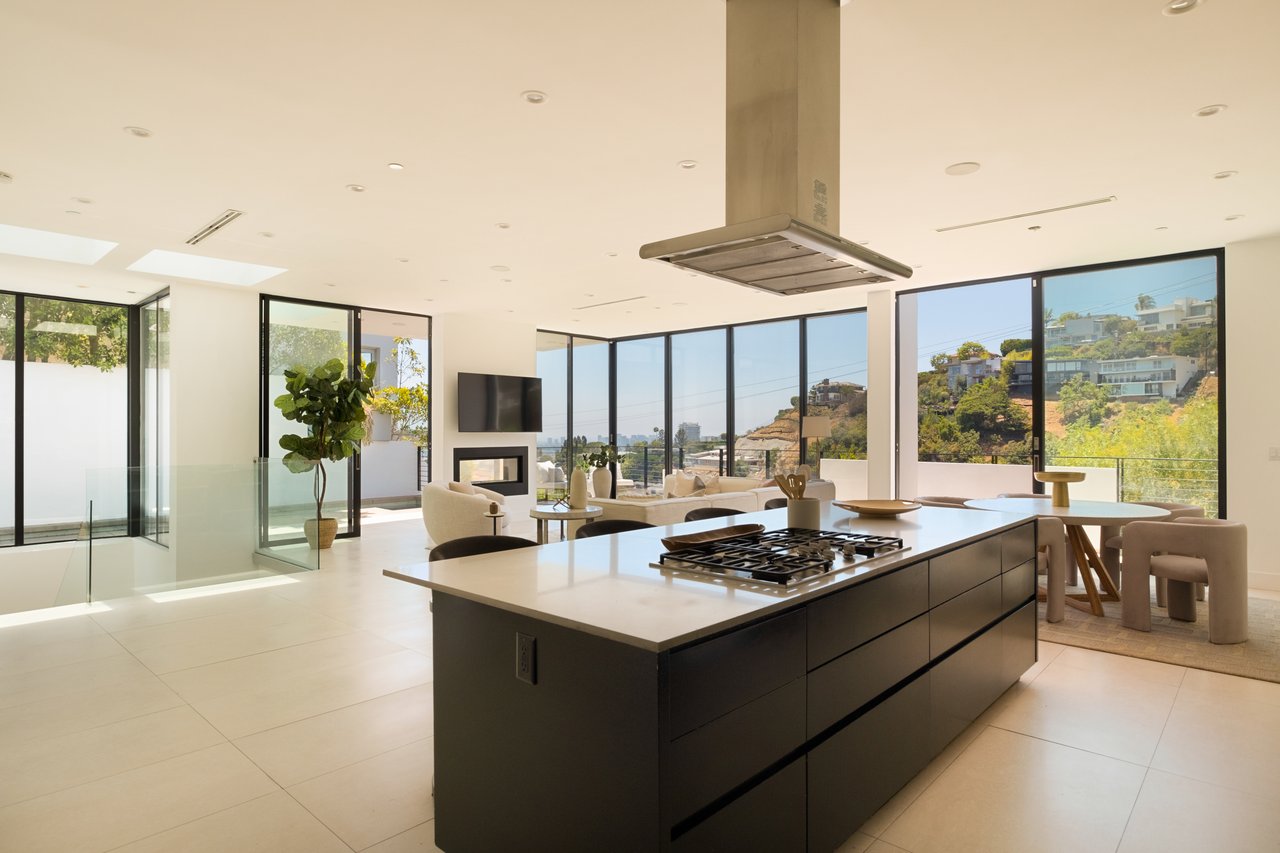 1516 Forest Knoll Dr, Sunset Strip