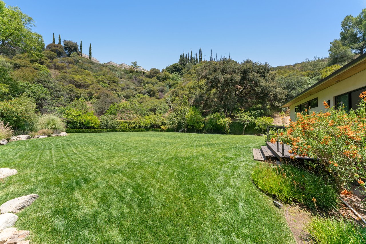 Bowmont Dr, 90210