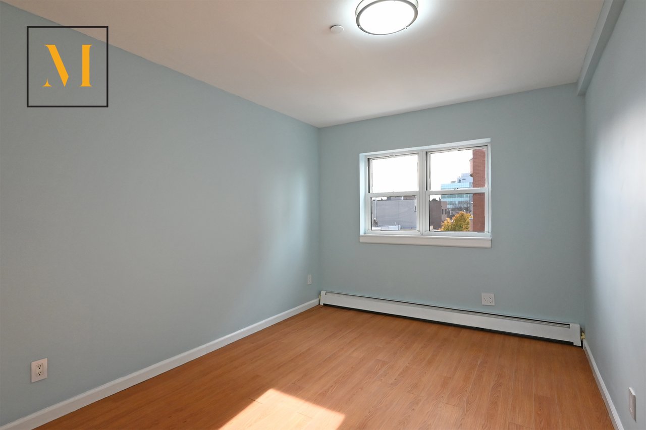 25-08 Newtown Avenue 004