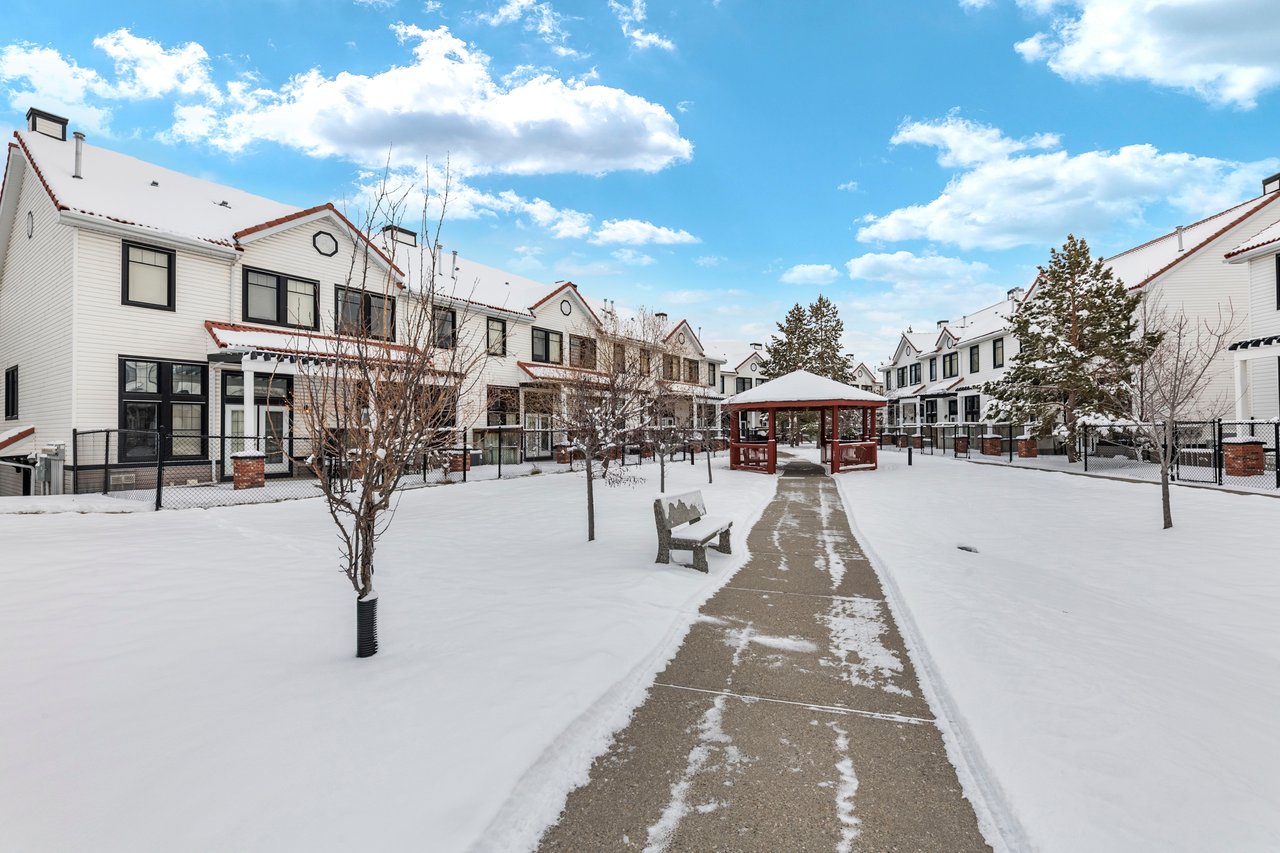 8910 Royal Oak Way NW