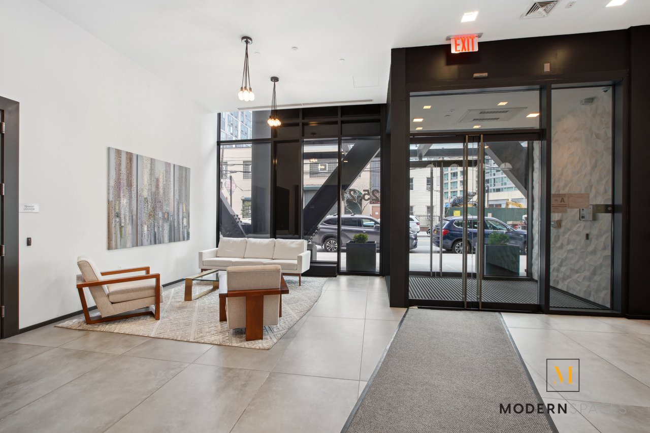 Large 1-Bed in Court Sq, LIC