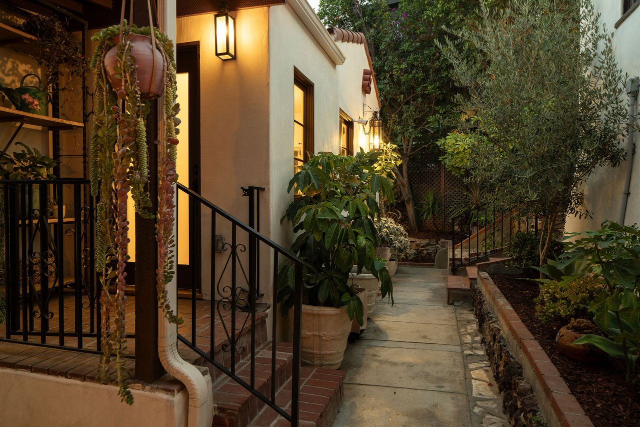 Vacant Trophy Silverlake Triplex With Reservoir Views