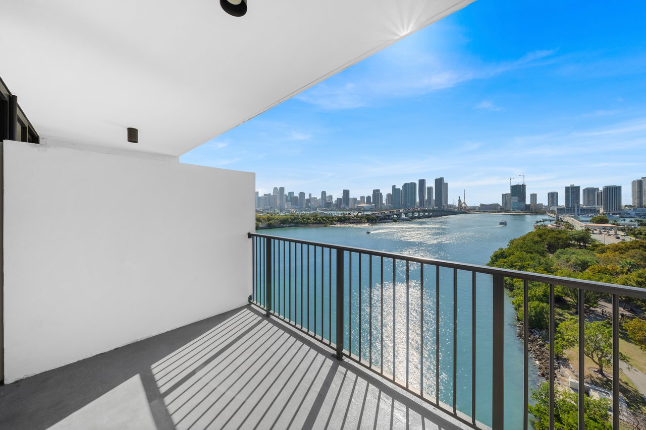 1000 Venetian Way 810
