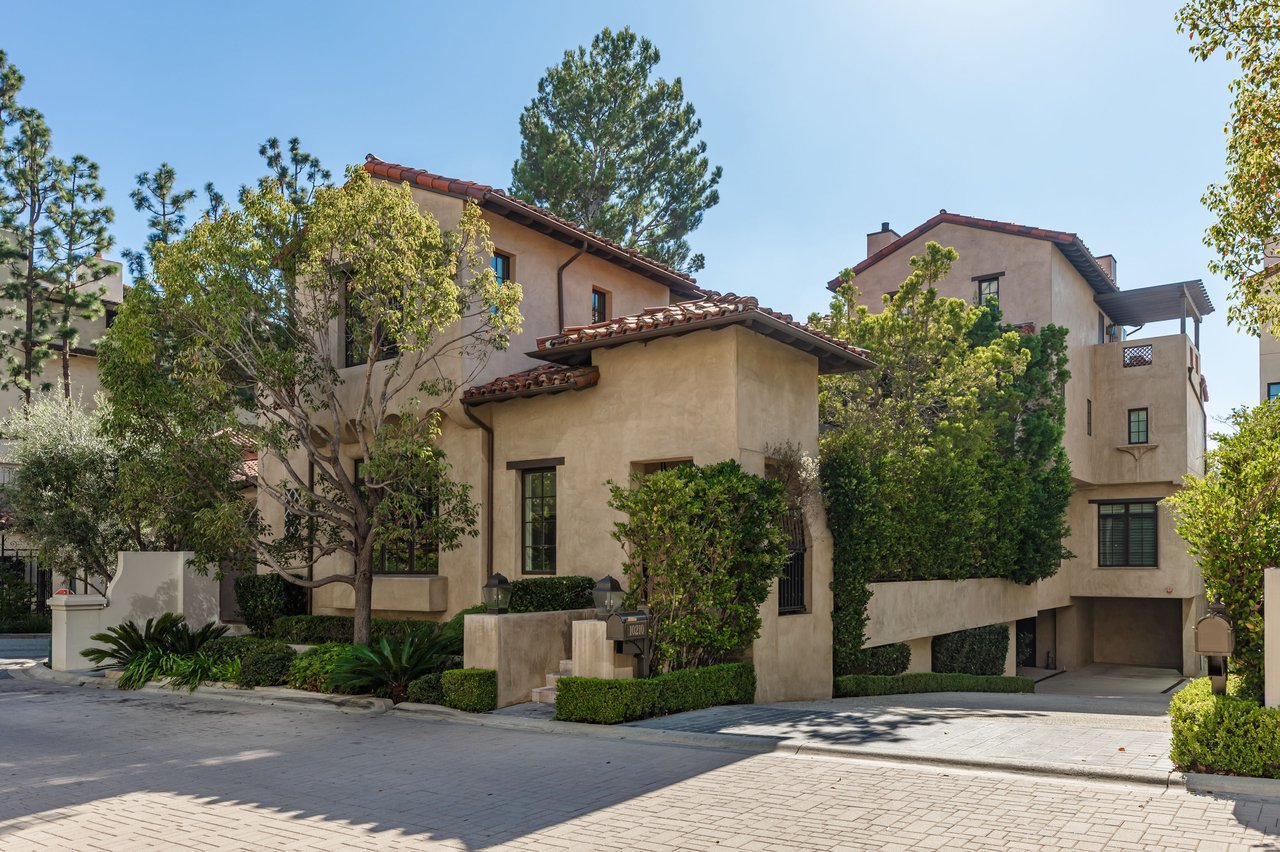 Bob Newhart’s former LA villa sells for $9.19M — in a prime neighborhood near Beverly Hills