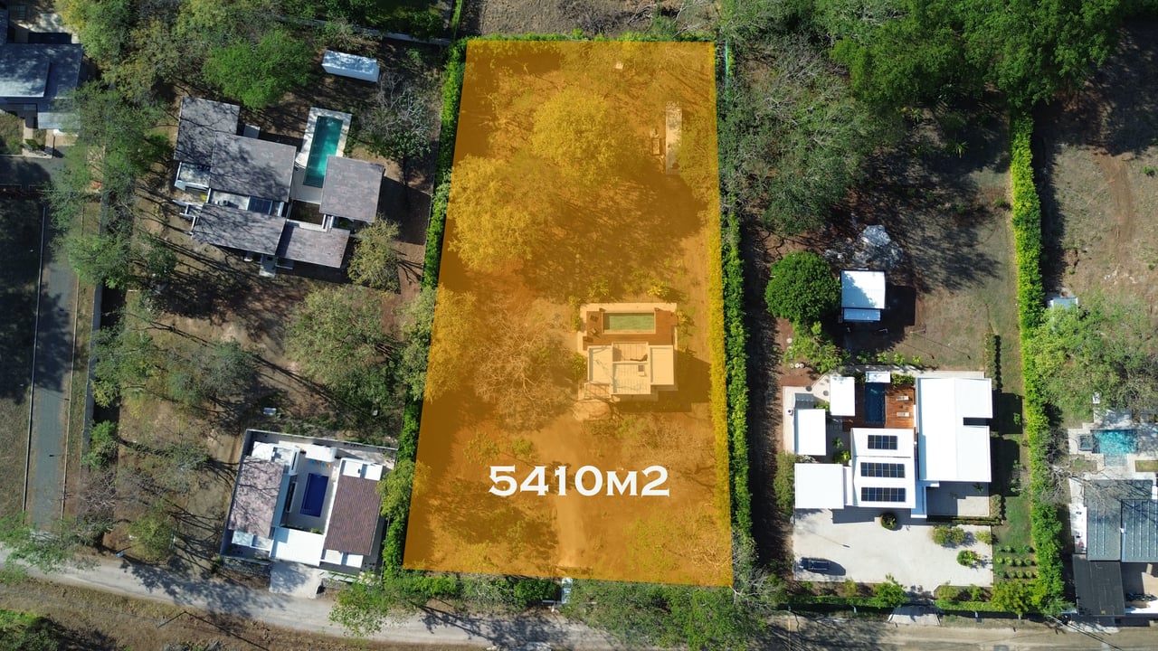 SANTA FE STYLE HOME IN CATALINA COVE | 5,410 M² LOT 