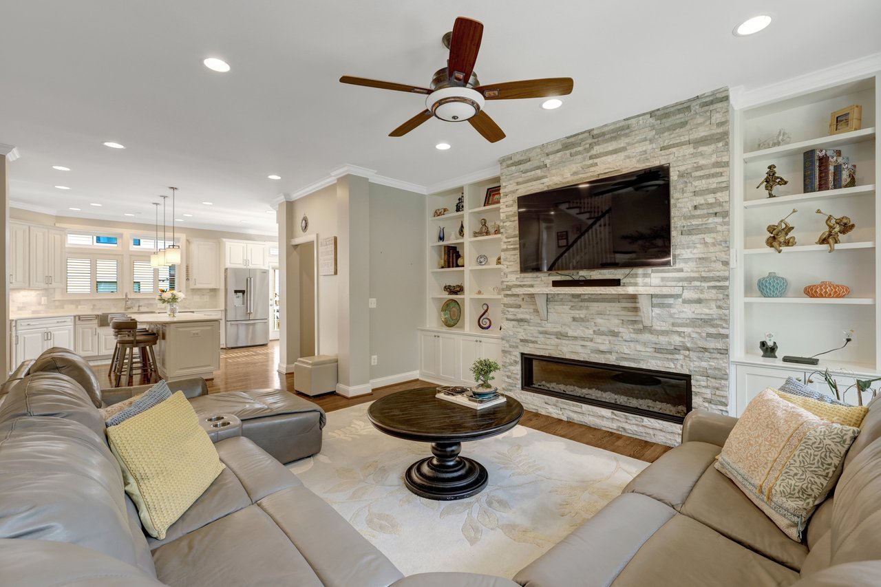 300 Jade Ct NW