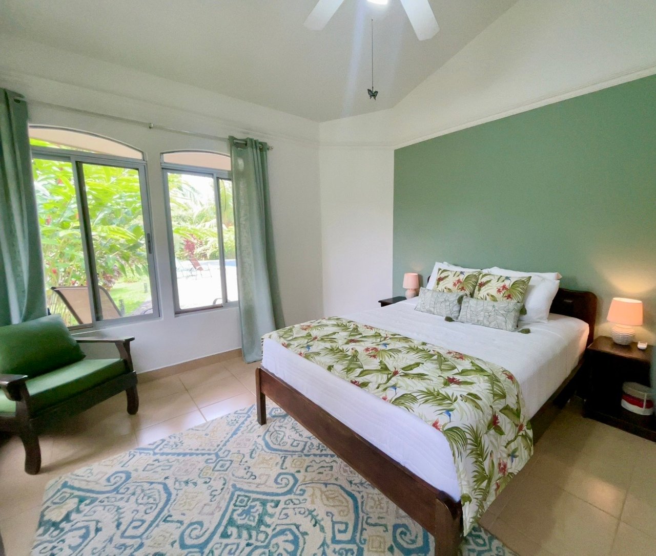 Casa Luna, 3bed /3bath Private Oasis, Convenient Location