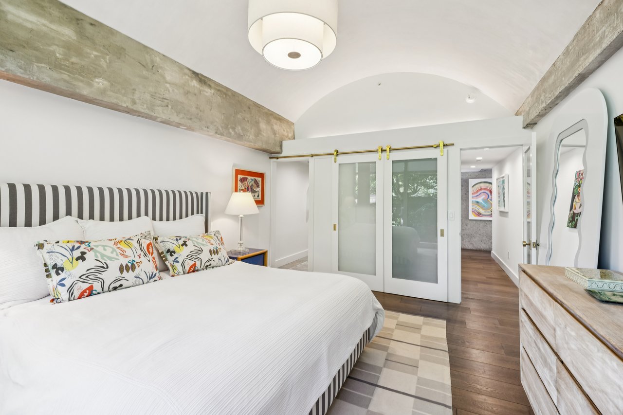 Stylish and Chic Upper Unit