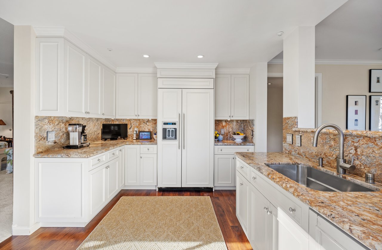 Luxurious End Unit in Point Tiburon