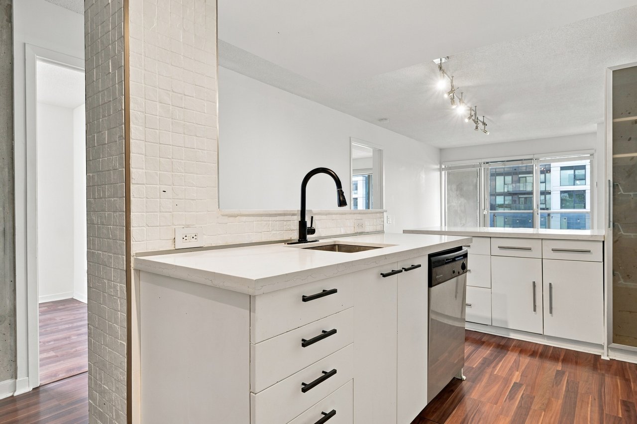 Immaculate 2 Bedroom Corner Unit