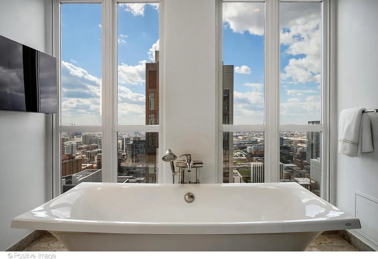 11 E Walton St APT 4102
