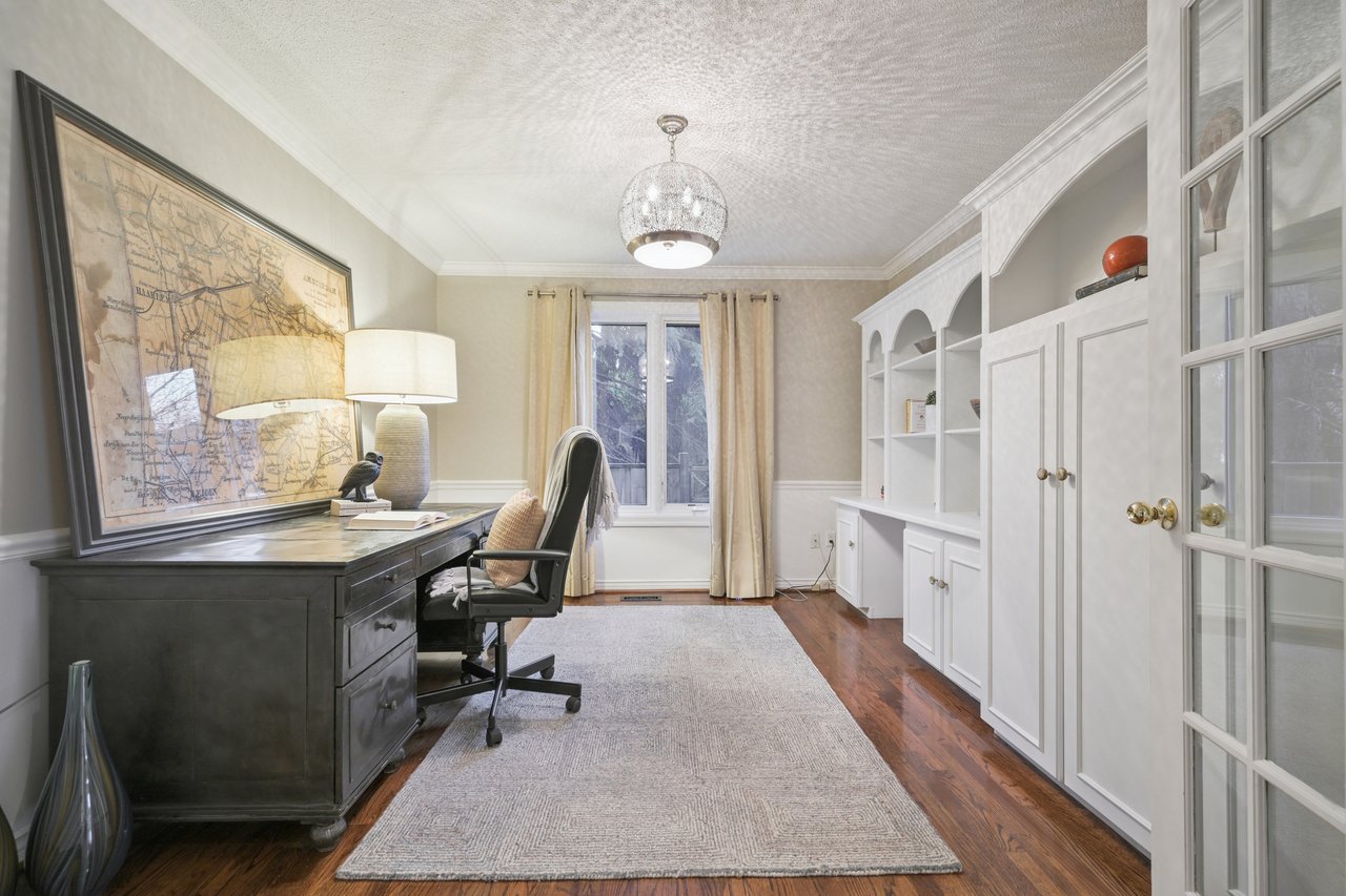 Prestigious Glen Abbey living with a backyard made for summer