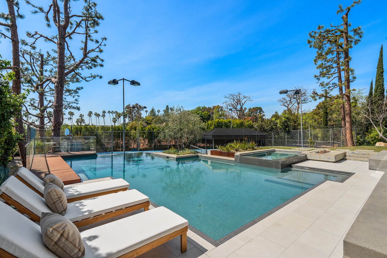  A Beverly Hills Architectural Masterpiece – Where Modern Luxury Meets Timeless Elegance