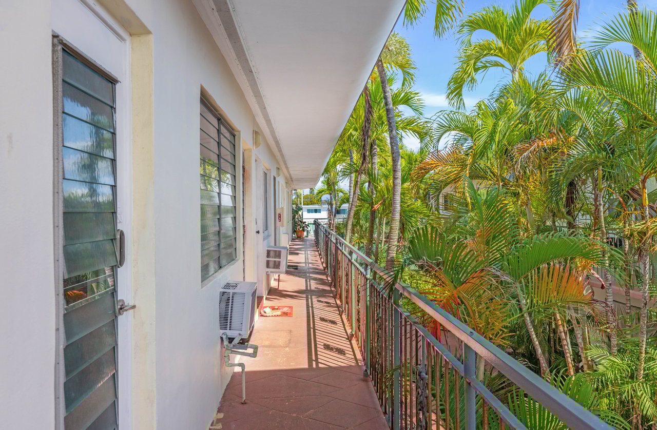 🌊 Waterfront One-Bedroom with Balcony – Miami Beach Lifestyle!