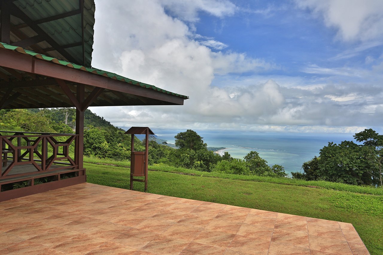 Casa Sanctuary ·  Luxury Jungle Villa · Whale Tail View