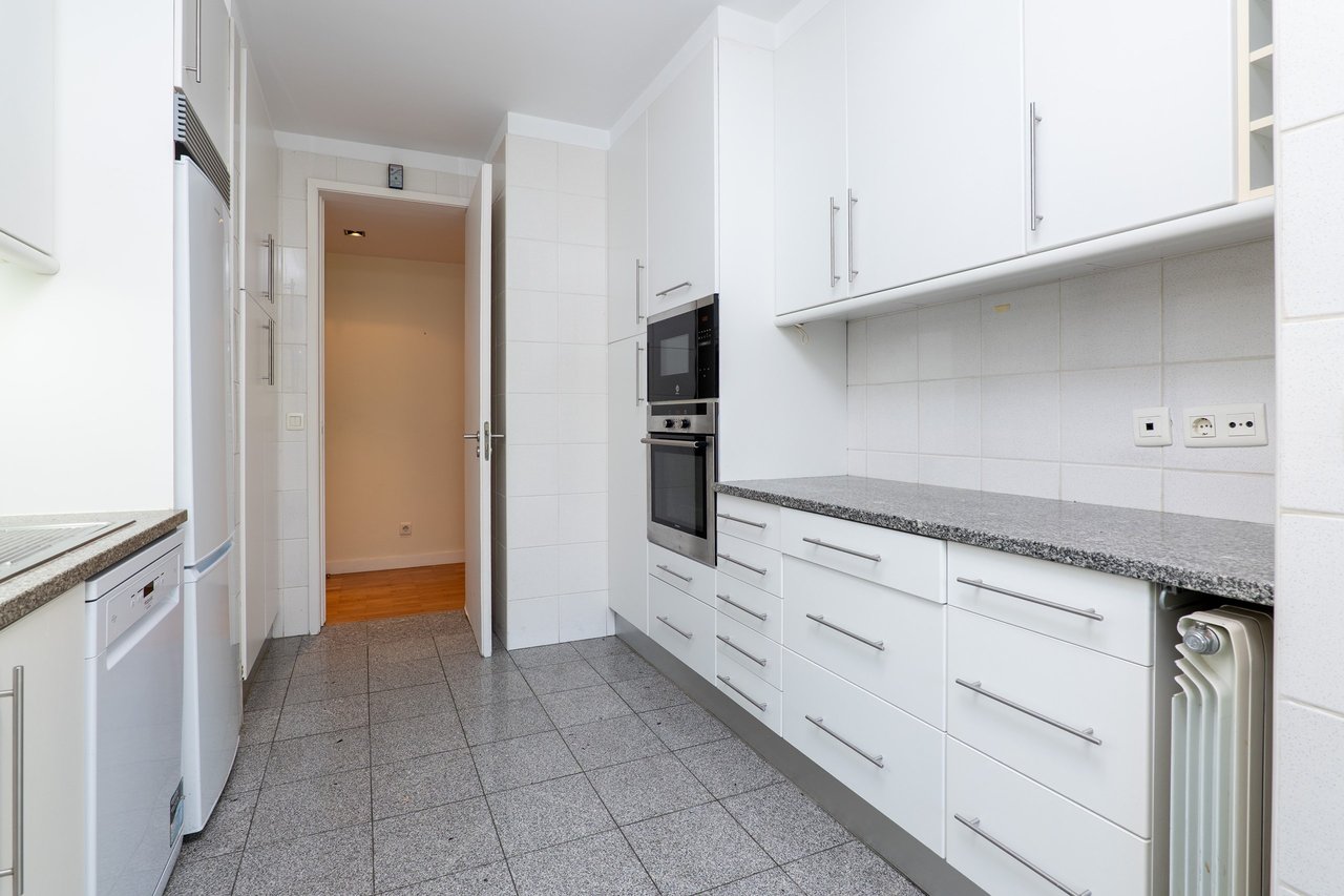Spacious and Bright 4-Bedroom Apartment for Rent Near Colégio do Rosário