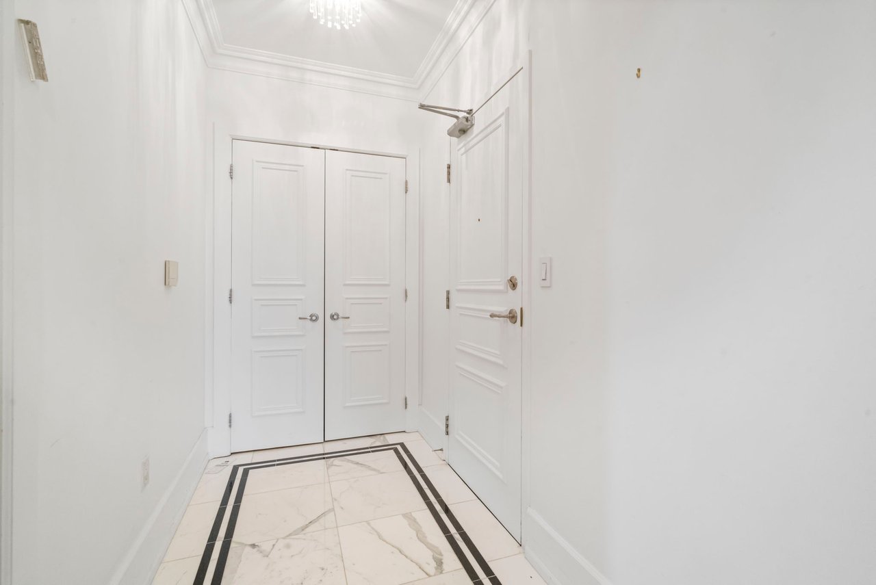 Expansive Corner Unit