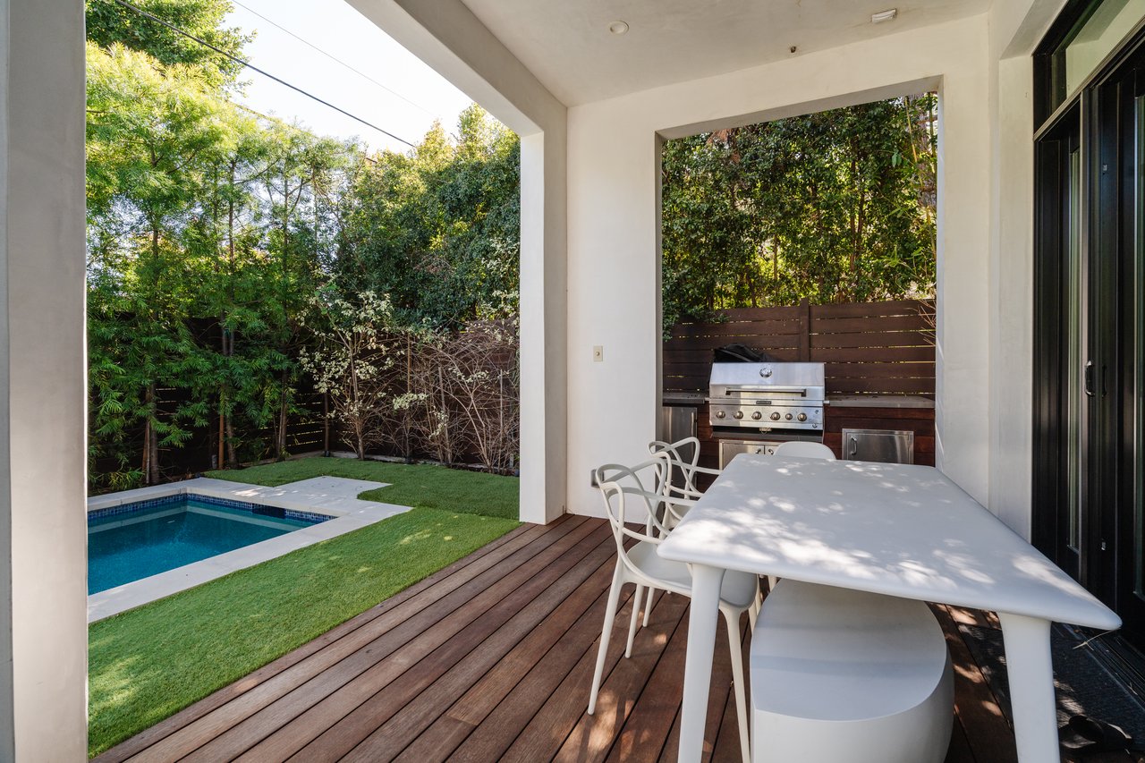 536 N Arden Blvd, Larchmont