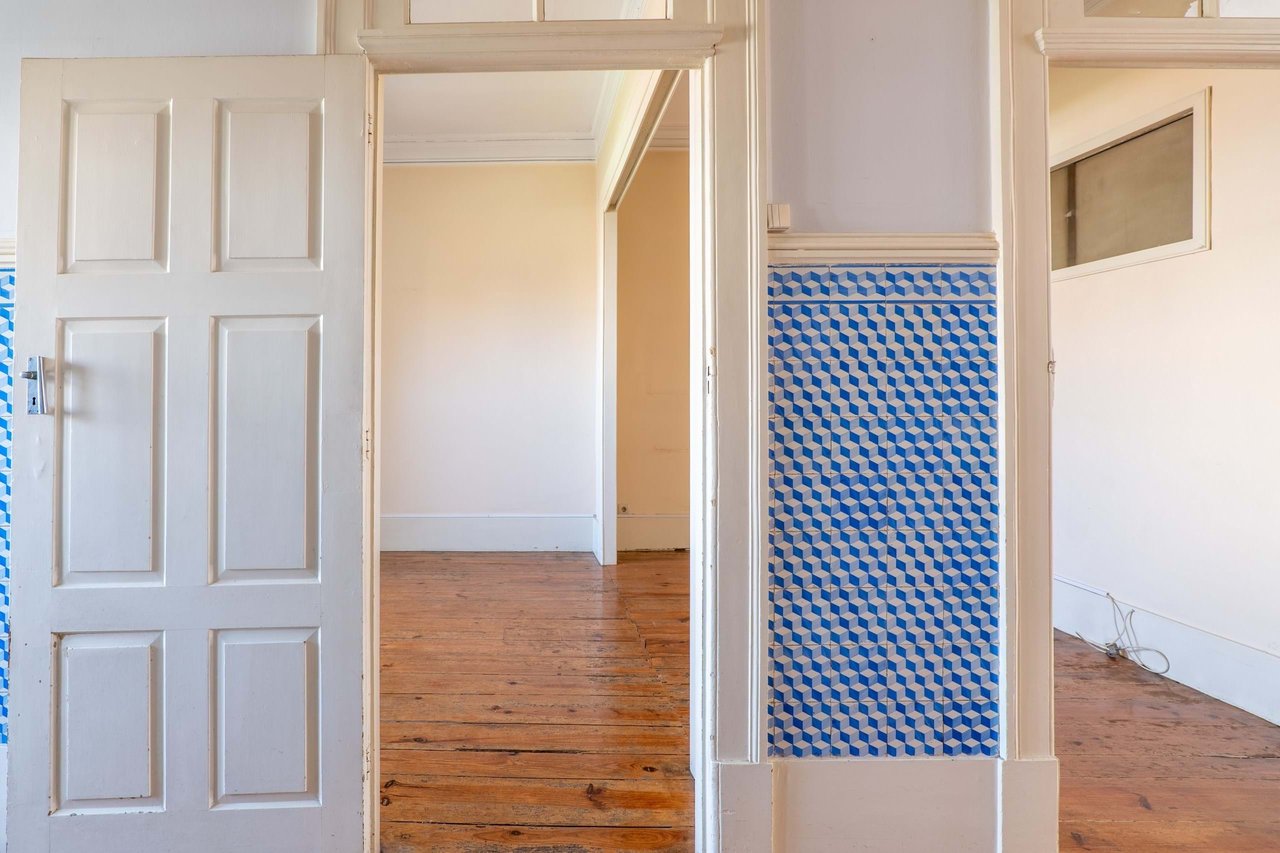 Historic Home for Restoration in Matosinhos, Porto – Prime Coastal Investment Opportunity