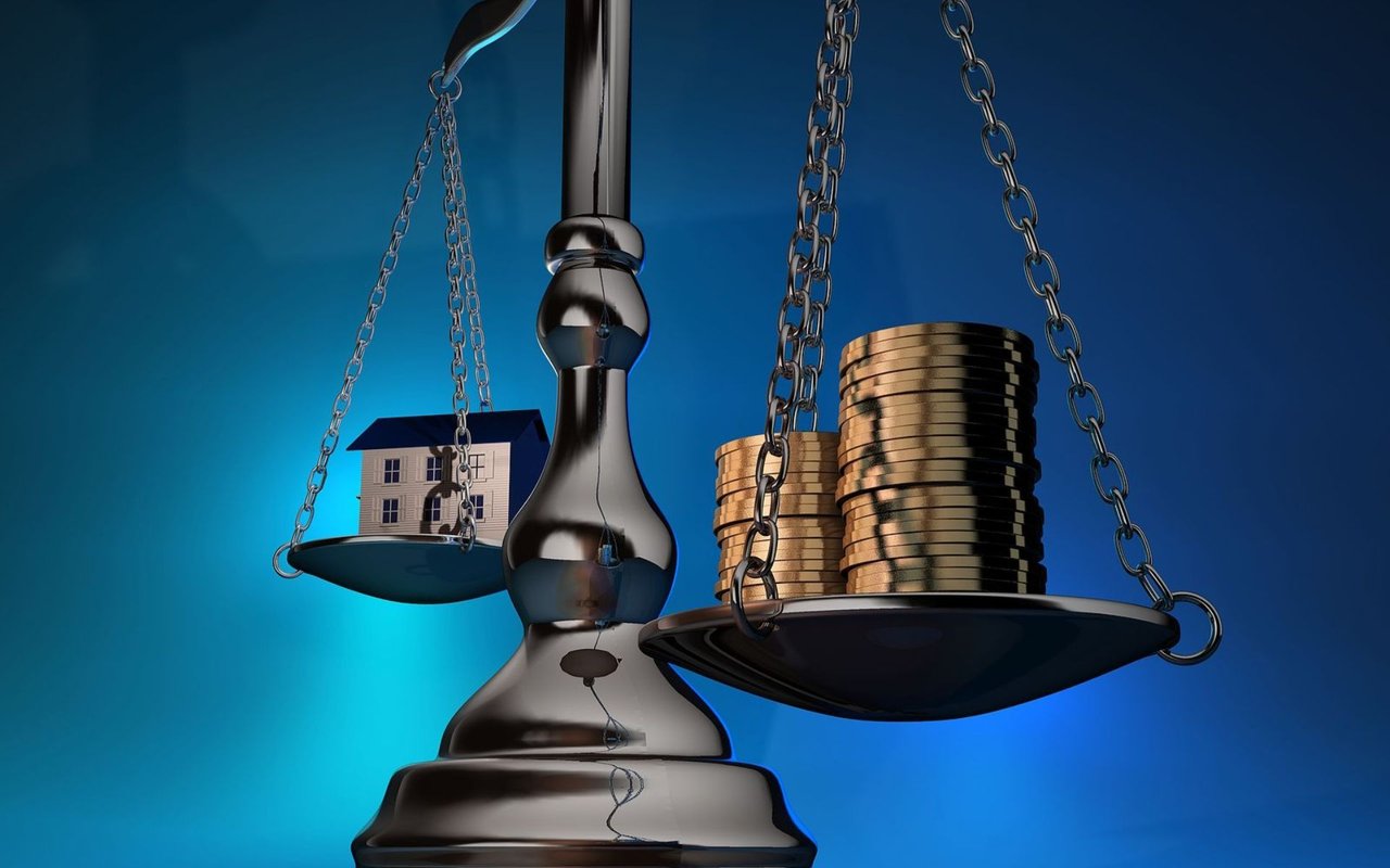 Should You Buy a House Before You Sell the Current One or Wait?