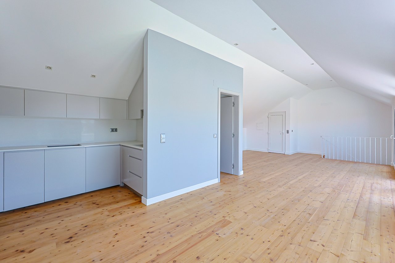 3-BDR Duplex with Sea View, Balcony & Private Lift in Monte Estoril