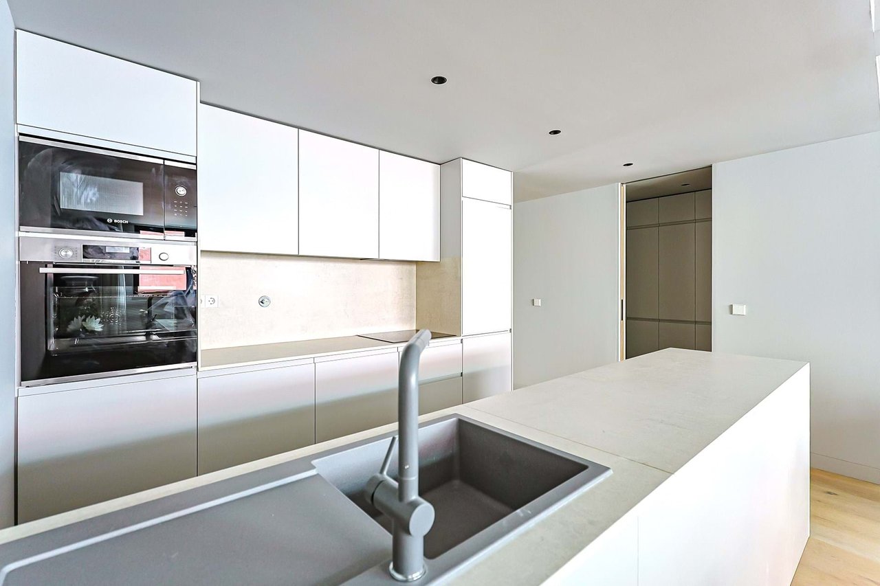 Stylish 2-Bedroom Apartment in the Heart of Lisbon with Exceptional Amenities