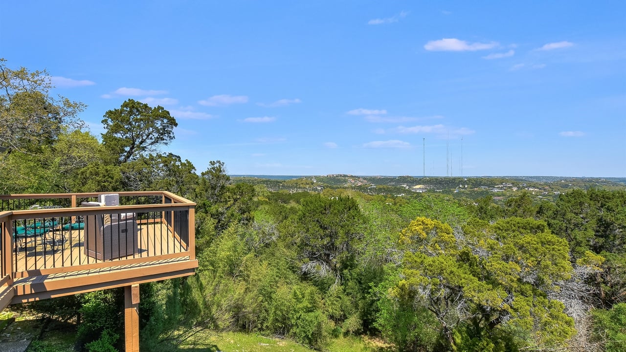 Hilltop Retreat with Panoramic Views