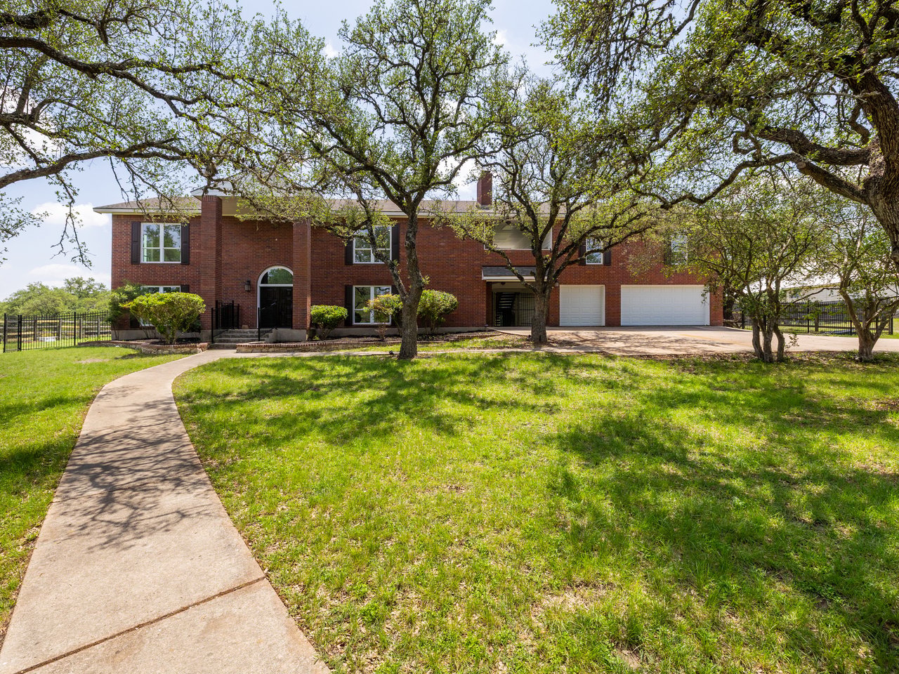 Fully Reimagined Hill Country Retreat w/ Private Guest Apartment + 3-Car Garage