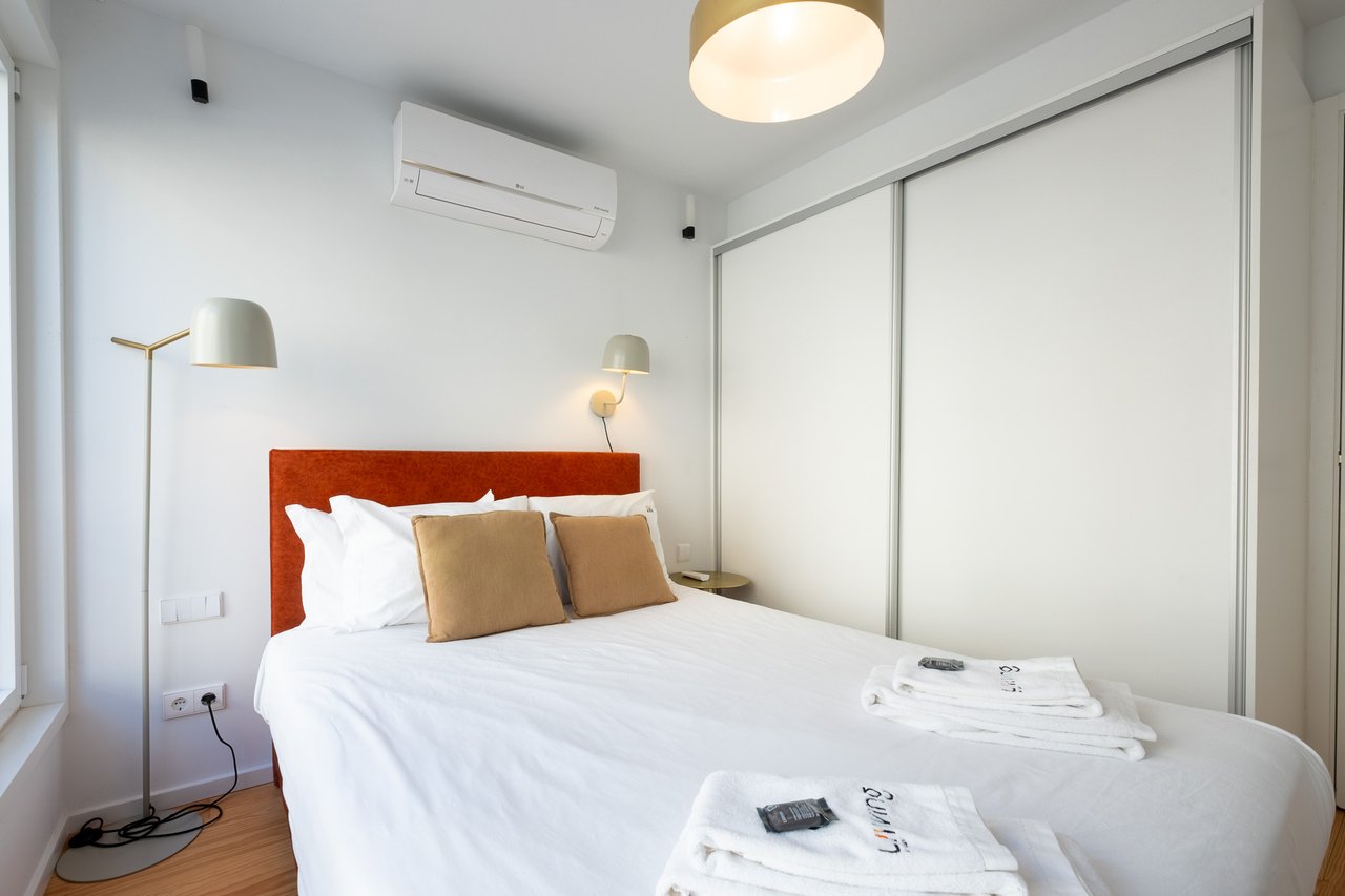 Chic 2-Bedroom Apartment with AL License in Central Porto – Ideal Investment or Pied-à-Terre in Portugal’s Most Dynamic City