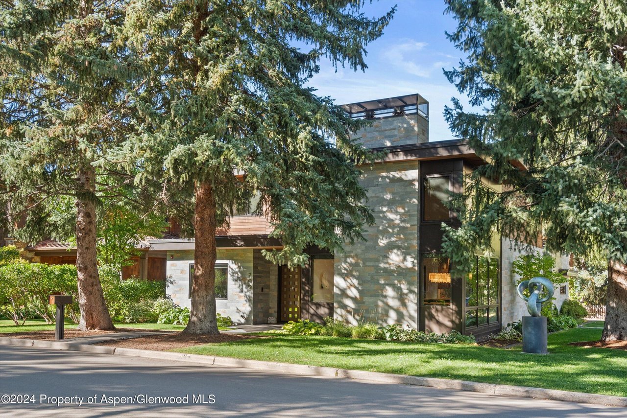 700 W Smuggler Street