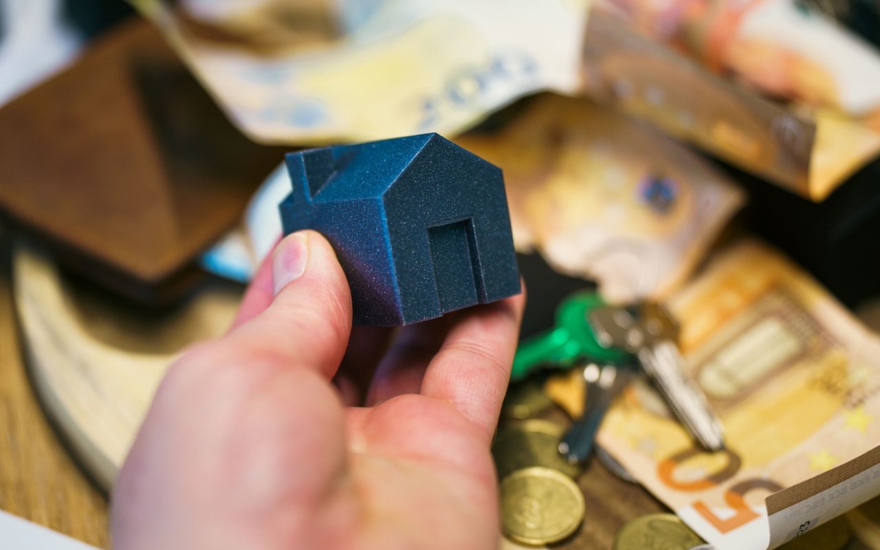 Thinking of Buying a Home with Cash? Here Are the Pros and Cons