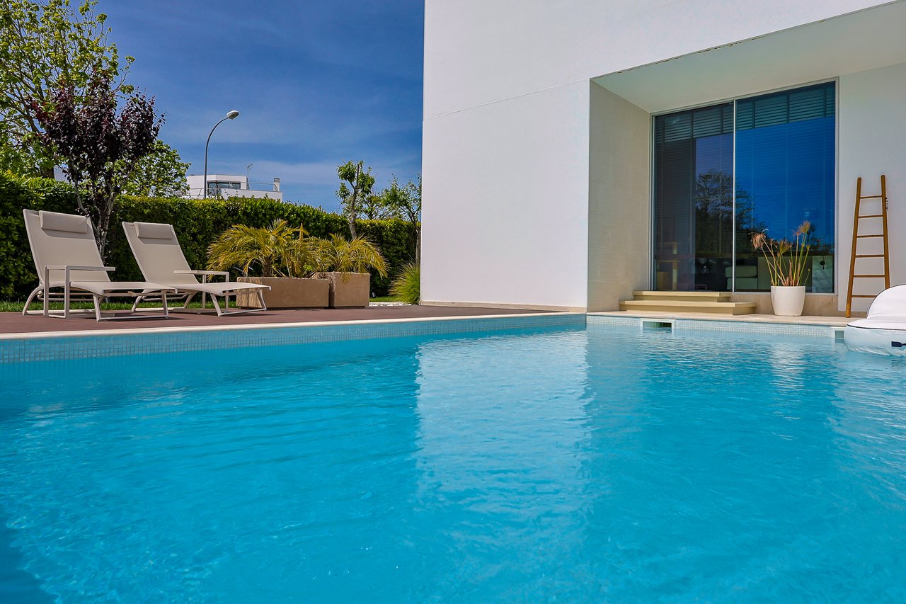 “The Green Villa” – Elegant Luxury Villa with Pool in Carnaxide, Oeiras