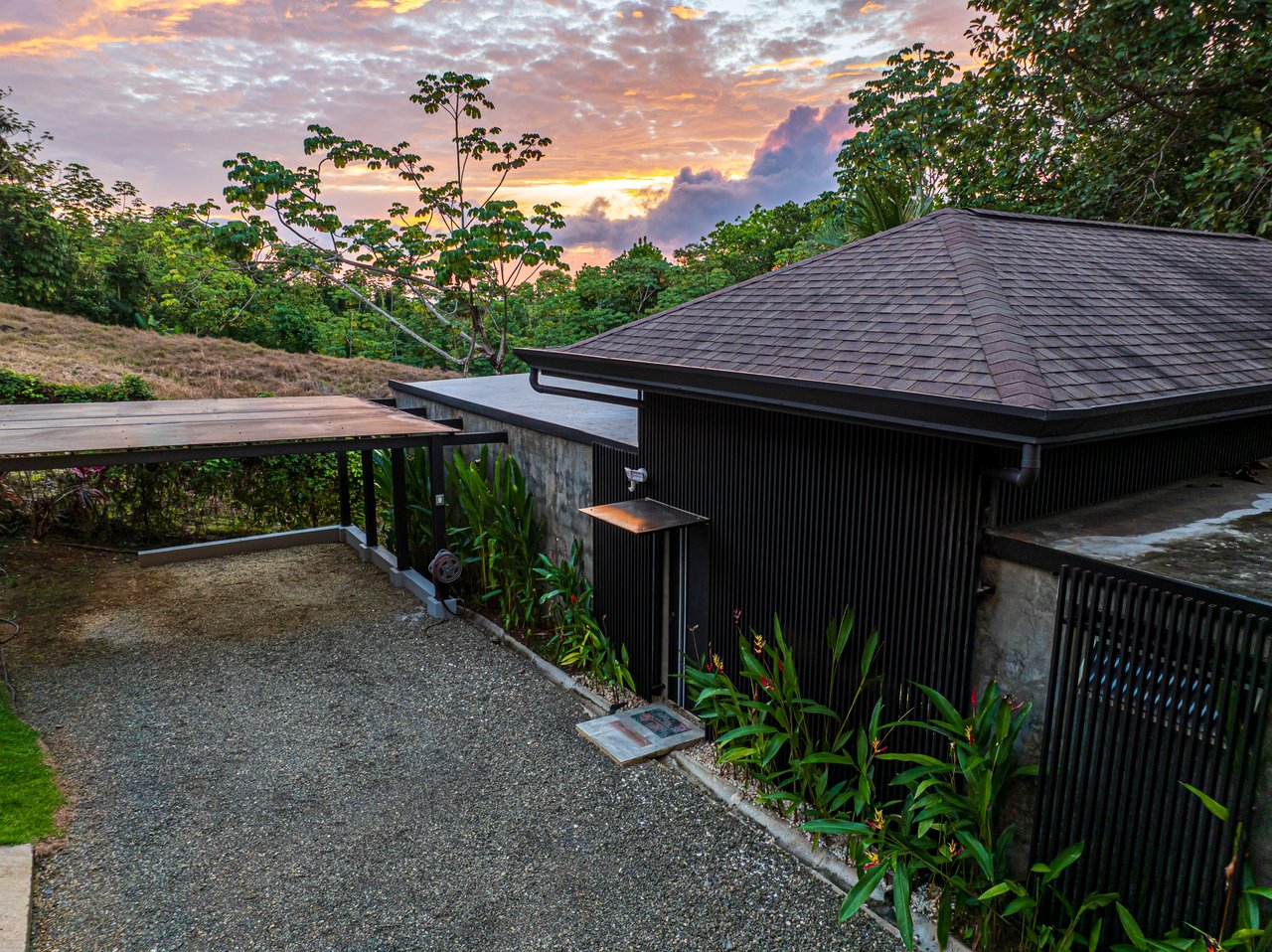   3 bedrooms, 2.5 bathrooms Villa Steps from Uvita, beautiful Beaches, Waterfalls, Restaurants and Tourist Attractions.