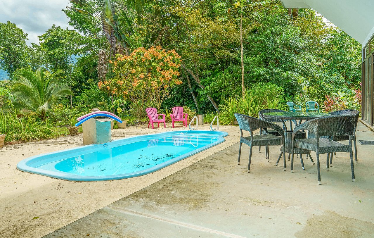 Charming 2-Bedroom Home in Ojochal, right off Finca Marañon, with stunning jungle & mountains views.