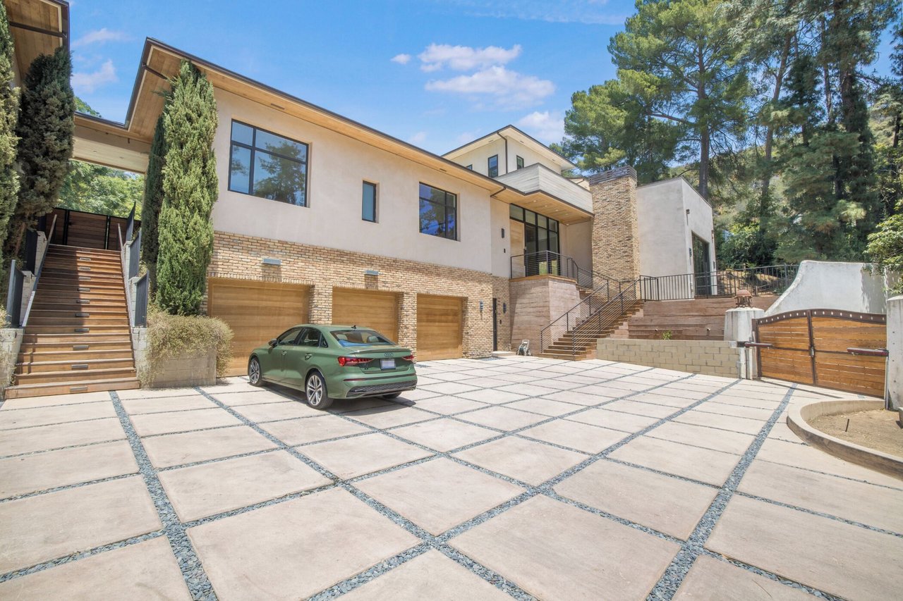 Bowmont Dr, 90210