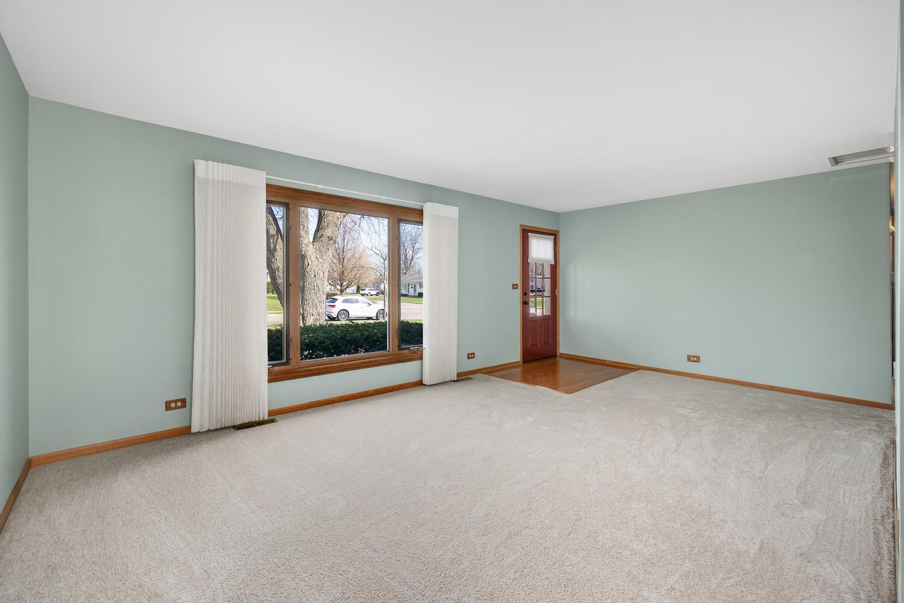 390 Arrowhead Trail, Carol Stream IL – Rare 4 Bedroom Ranch Near Glenbard North High School