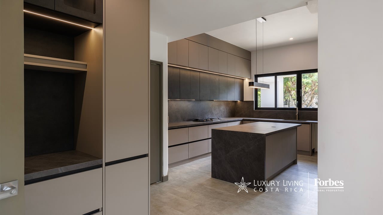 21468 - Remodeled 1-level house, 4 bedrooms, pool, terrace and garden