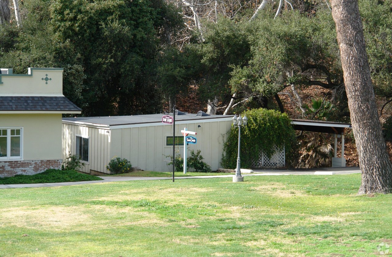 Creekside Plaza | 2809 S Mission Rd