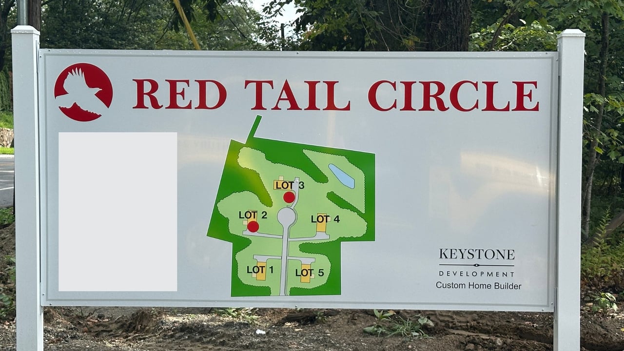 RED TAIL CIRCLE