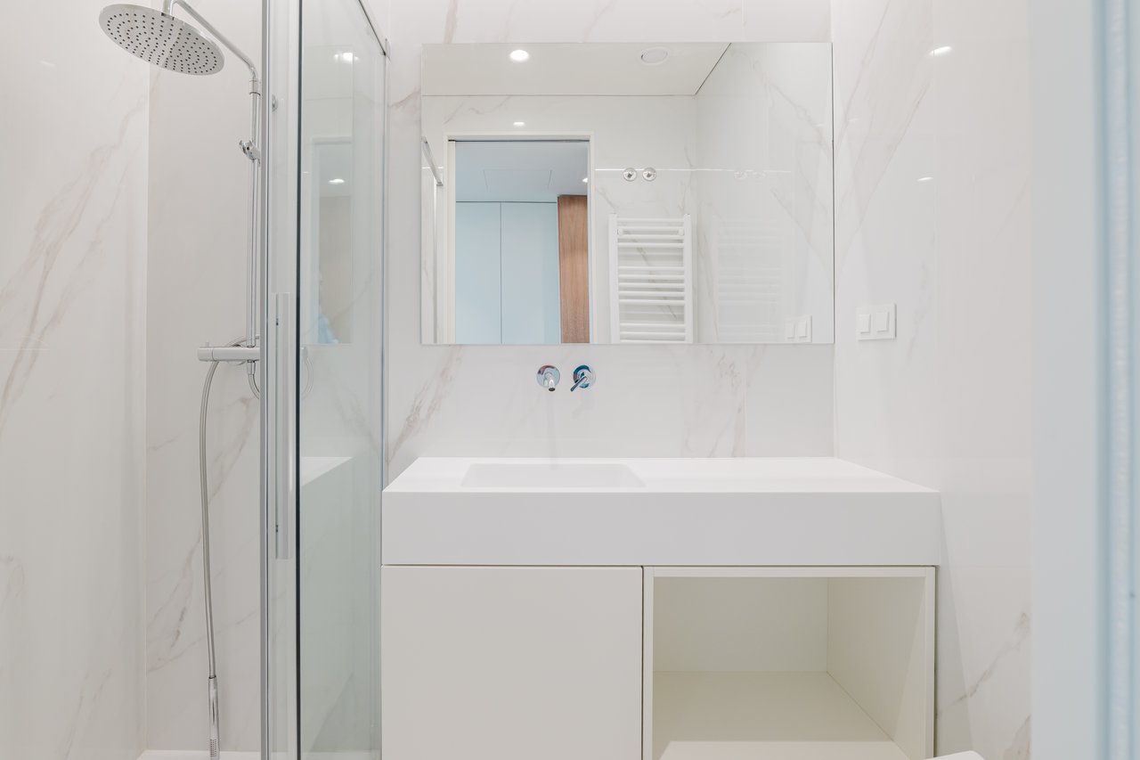 Elegant 3-Bedroom Sea-View Apartment with Large Terrace & Rooftop Pool in Vila Nova de Gaia