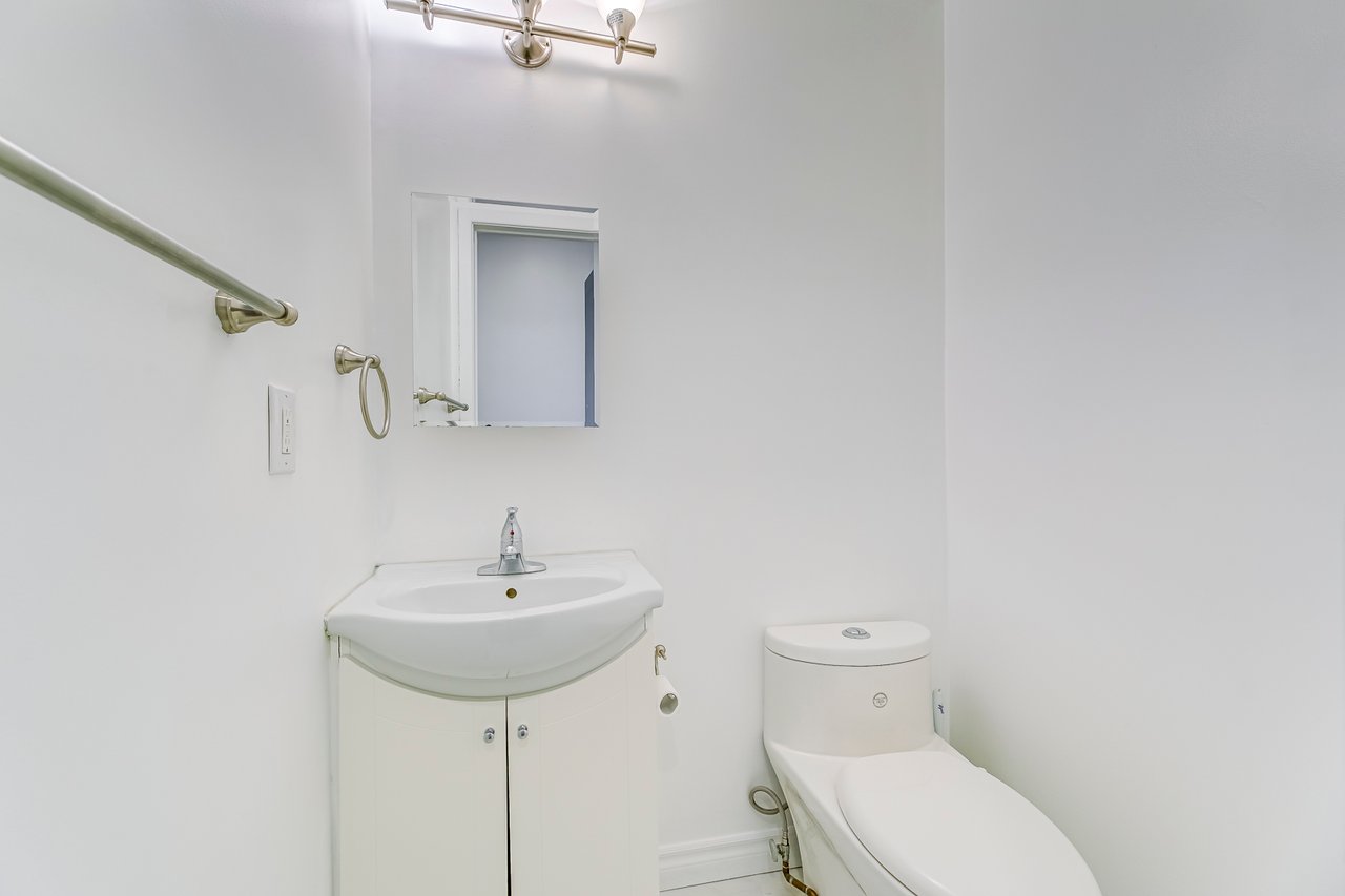 3042 Patrick Cres